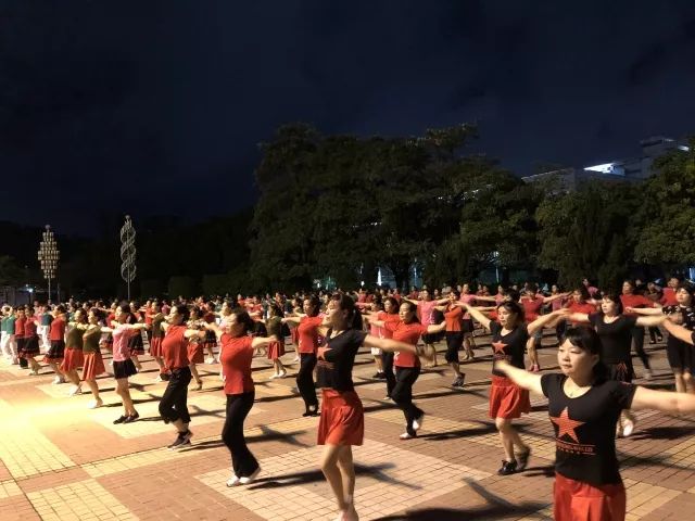 最新广场舞单人水兵舞，舞动中的温情与陪伴之美