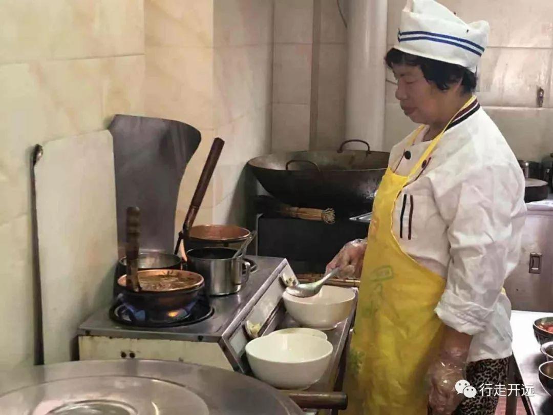 探索小巷深处的独特风味，揭秘隐藏小巷中的特色小店故事