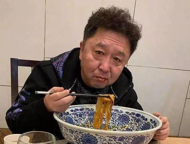黄晓明最新体验，小巷深处的独特风情