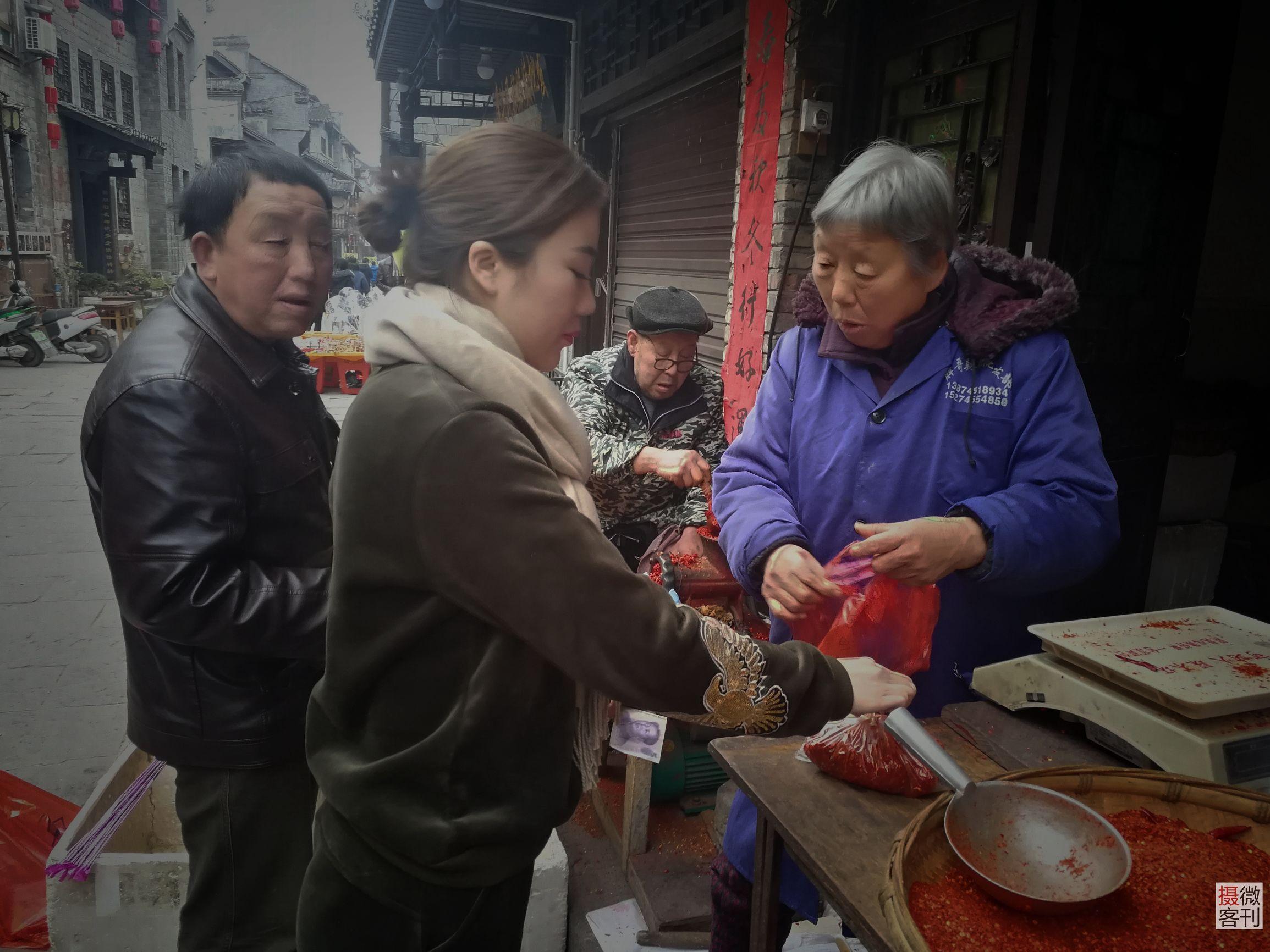 CF最新英雄角色探秘，小巷中的隐藏特色小店